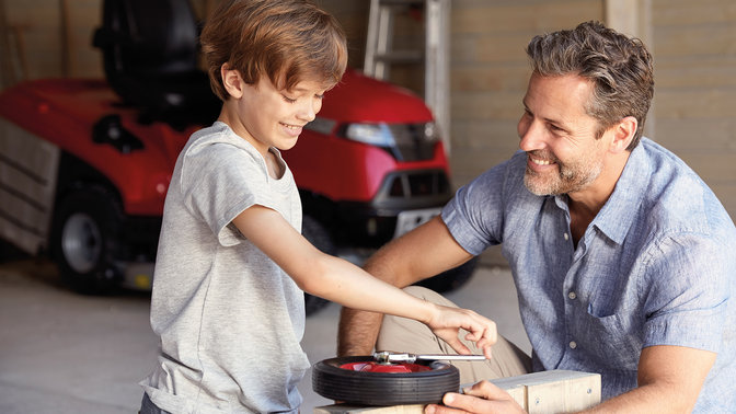 Vater und Sohn in einer Garage