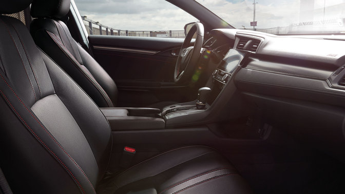 Seitenansicht des Honda Civic Sport Line-Innenraums.