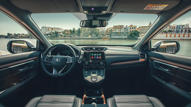 Honda CR-V Hybrid auf der Strasse, Nahaufnahme des Armaturenbretts.