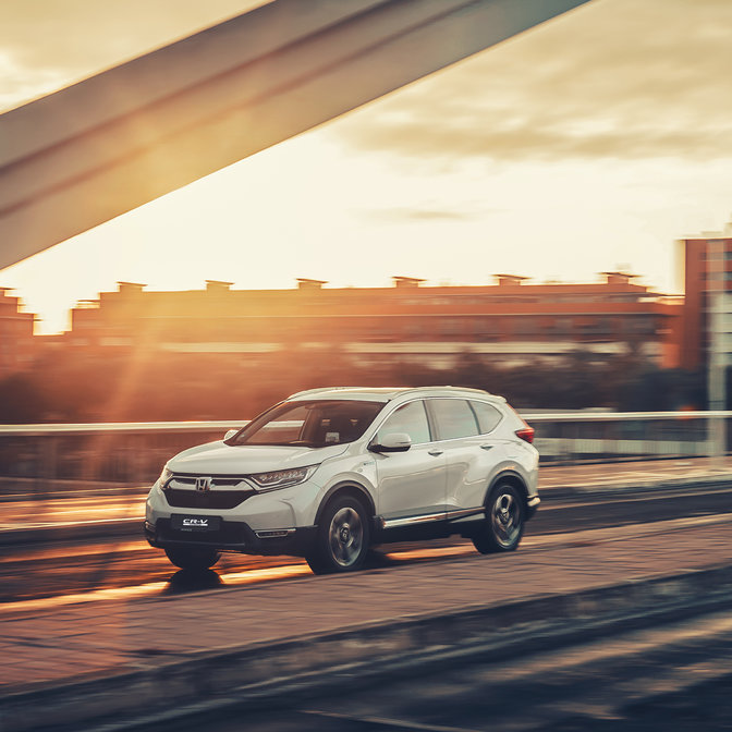 Honda CR-V Hybrid, Seitenansicht auf der Strasse.