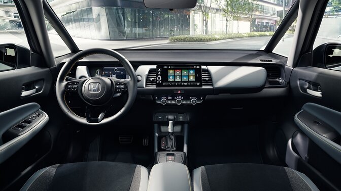 Abbildung des Innenraums eines Honda mit Blick auf den Strand.