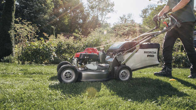Seitenansicht: Honda HRH beim Einsatz in einem Garten. 