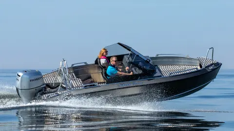 Paar auf einem Boot mit Honda BF135-Motoren. 