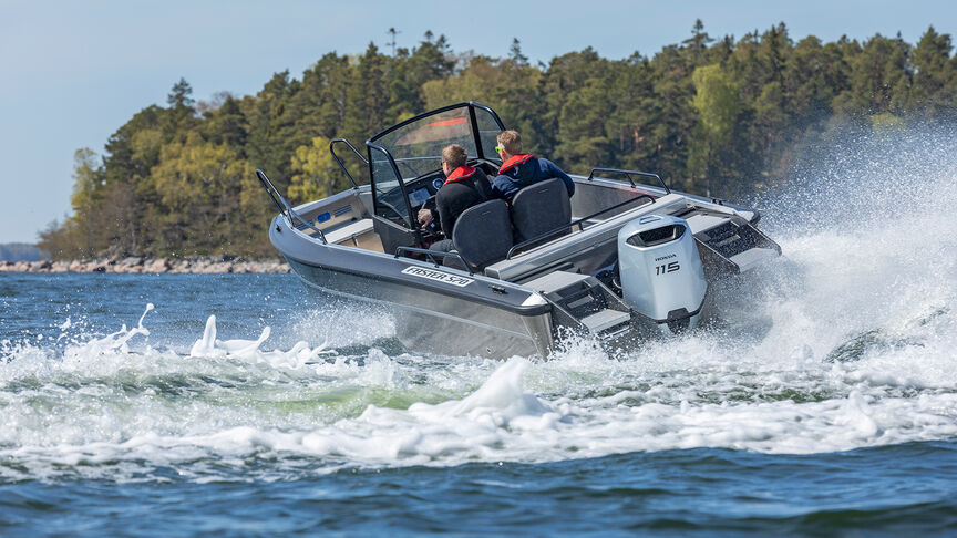 Paar auf einem Boot mit einem Honda BF115-Motor. 