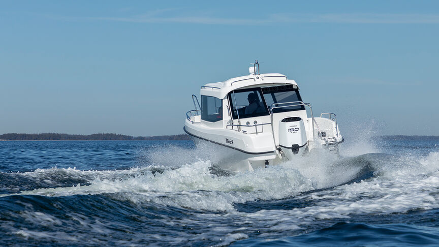 Paar auf einem Boot mit einem Honda BF115-Motor. 