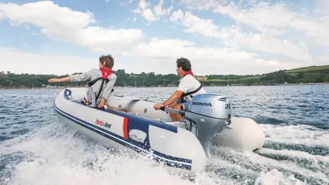 Zwei Männer auf einem Honwave mit einem BF20-Motor auf dem Wasser. 