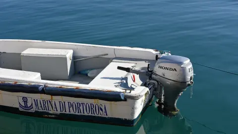 Honda BF15 Motor auf dem Boot im Wasser. 