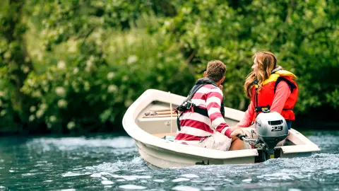 Zwei Personen in einem Boot mit dem BF2.3-Motor.