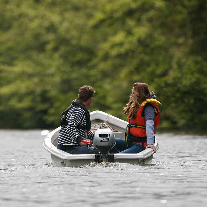 Zwei Personen in einem Boot auf dem Wasser mit einem BF2.3-Motor.