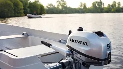 Honda BF5-Motor wird transportiert. 