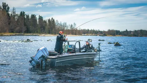 Zwei Männer beim Angeln auf einem Boot mit zwei Honda BF60-Motoren auf dem Wasser.