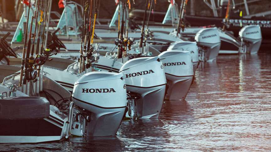 Mehrere Honda BF60-Motoren an Bootshecks im Wasser. 