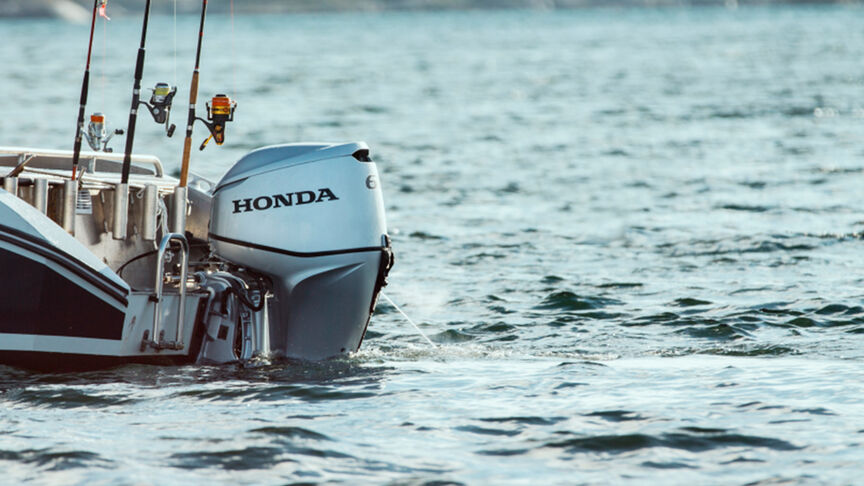 Mehrere Honda BF60-Motoren an Bootshecks im Wasser. 