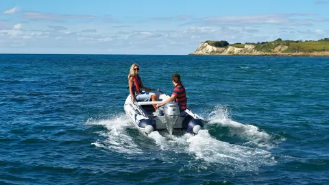 Models auf einem Boot mit BF8-10-Motor auf dem Meer.