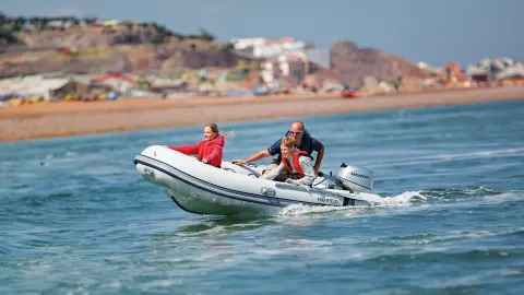 Familie auf einem Boot auf dem Meer mit BF8-10-Motor.