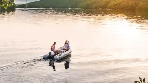 Ein Paar auf einem Boot auf dem See mit einem Honda BF8-10 Motor.