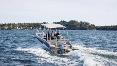 Models auf einem Boot mit BF80-100-Motor auf dem Meer.