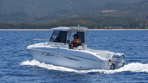 Model auf einem Boot mit BF80-100-Motor in maritimer Umgebung.