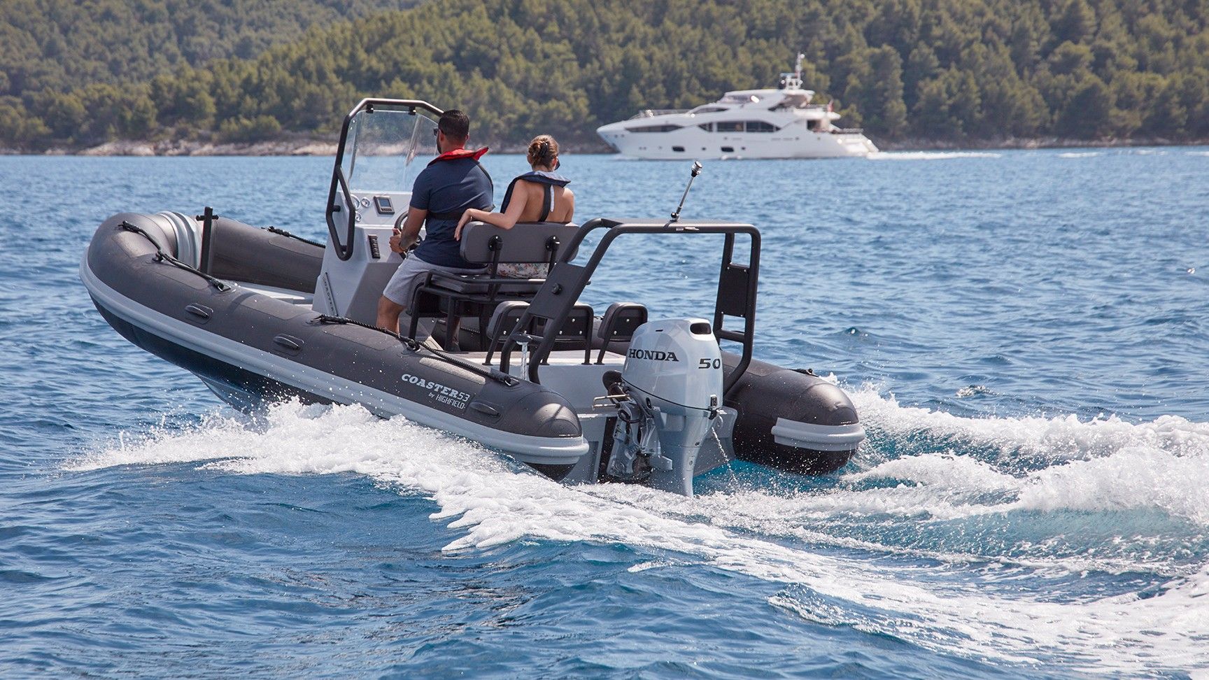 Frau und Mann auf einem Boot auf dem Meer