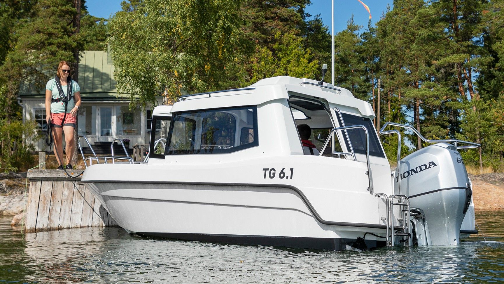 Boot und Model mit Meer und Wald.