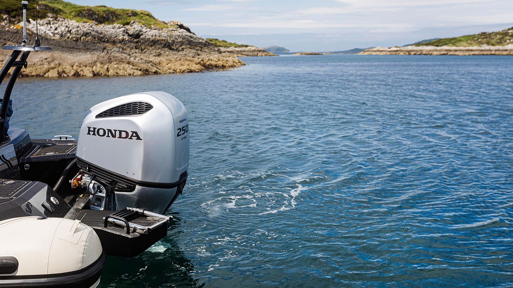 Heck eines Boots mit Honda Motor auf dem Wasser.