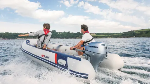 Nahaufnahme von zwei Personen auf einem Boot im offenen Wasser