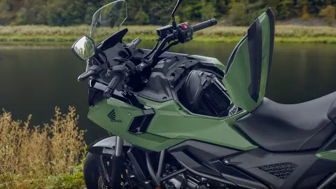 Honda NC750X-Motorrad, 23-l-Stauraum, Seitenansicht.