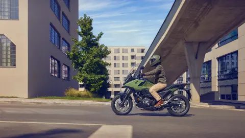 NC750X-Motorrad mit Model in einer Stadt, Seitenansicht.