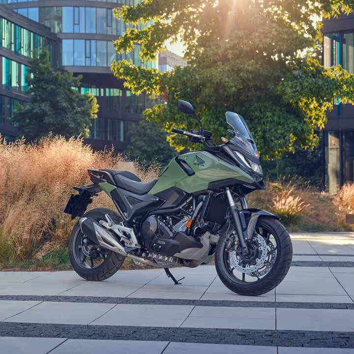 Honda NC750X, abgestellt in einer Stadt.