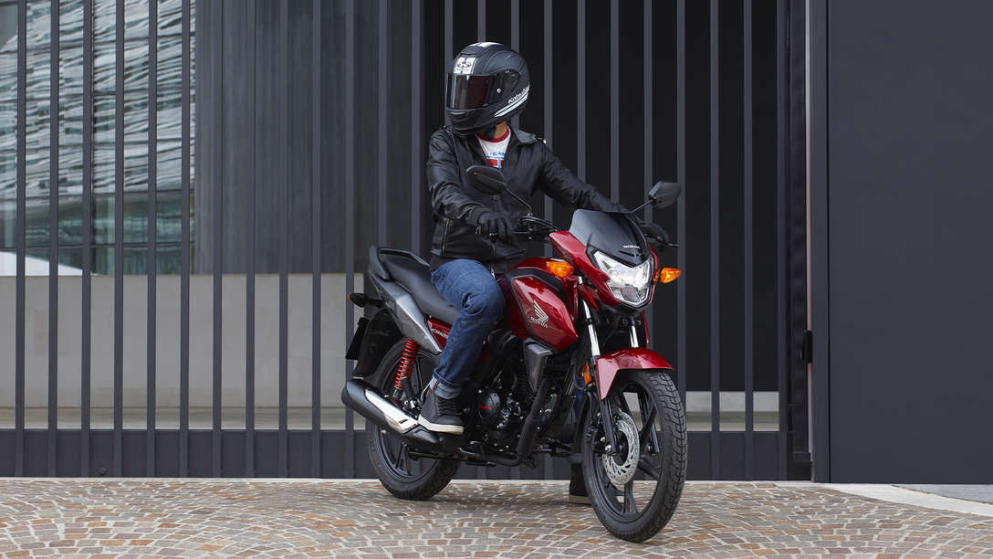 CB125F, 3/4-Frontansicht rechts, mit Fahrer