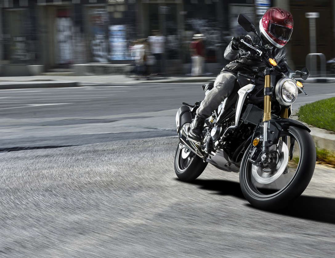 3/4-Frontansicht einer Honda CB300R Neo Sports Café auf der Strasse.