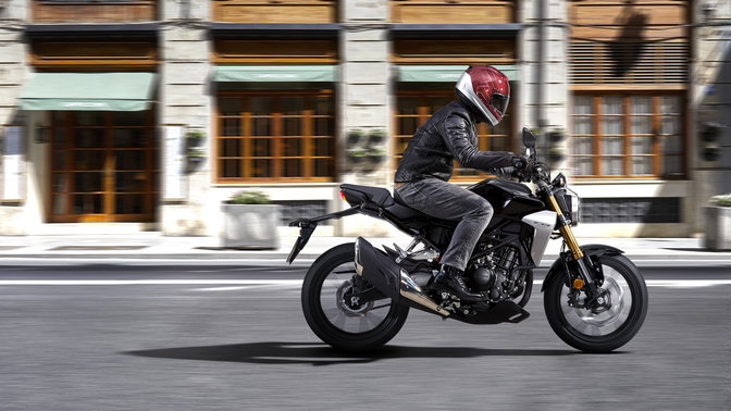 Seitenansicht einer Honda CB300R Neo Sports Café auf der Strasse.