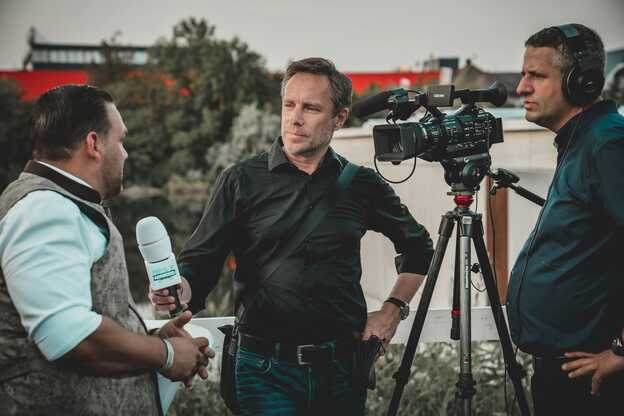 Journalist im Interview