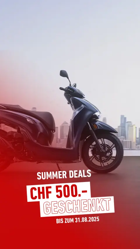 Eine Frau steht neben einem Honda SH350i in der Stadt.