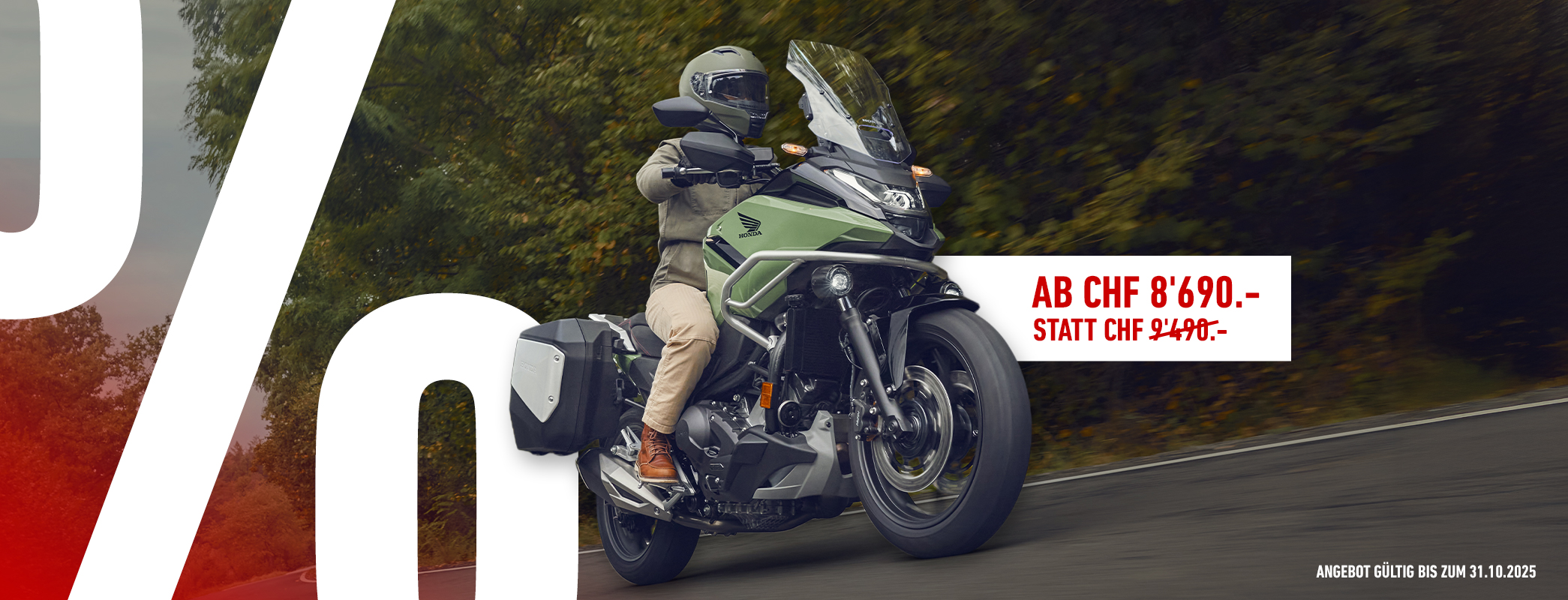 Grüne NC750X, gefahren von einem Mann auf einer Straße im Wald, mit „Promo“ und einem großen weißen % im Hintergrund.